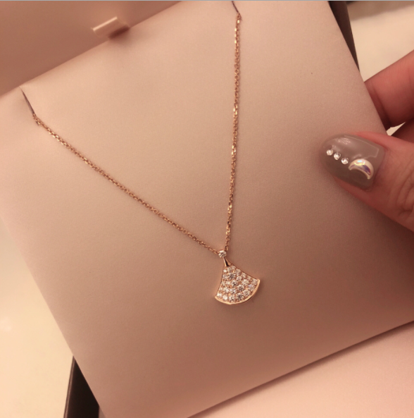 M&W small skirt necklace plated 18K high-grade sense of light luxury Seiko shiny diamond net red fan-shaped clavicle chain mother-of-pearl pendant female trend
